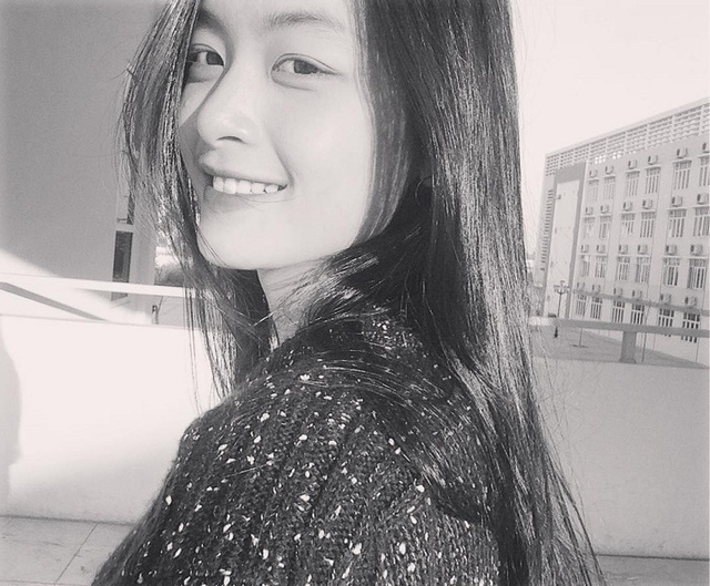 Nụ cười như mặt trời tỏa nắng của c&ocirc; g&aacute;i 18.