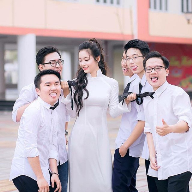 Tố Anh v&agrave; những người bạn chụp ảnh kỷ yếu trước khi ra trường