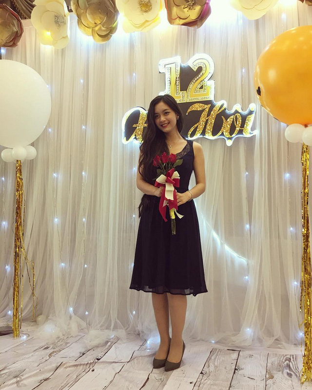 Tố Anh trong đ&ecirc;m hội chia tay tuổi học tr&ograve;.