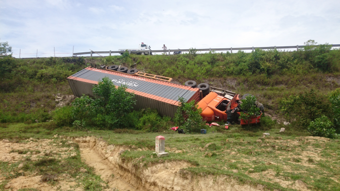 Hiện trường vụ xe container lao xuống vực tr&ecirc;n tuyến quốc lộ 1A tr&aacute;nh TP Huế.