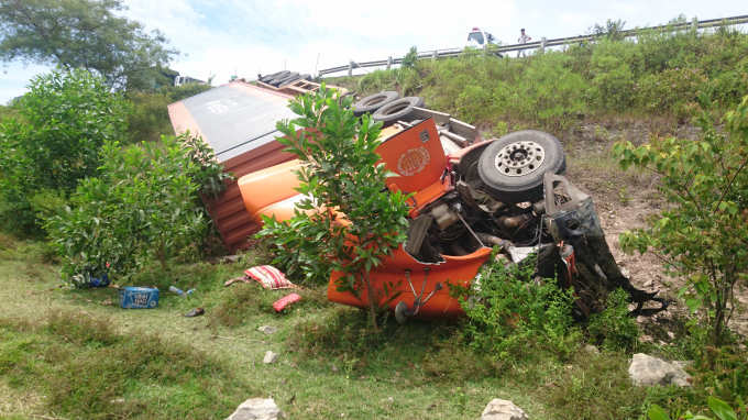 Chiếc xe container hư hỏng nặng.