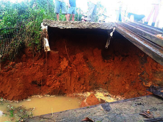 Chiếc cầu bị sập khiến việc đi lại của người d&acirc;n trong v&ugrave;ng trở n&ecirc;n kh&oacute; khăn.