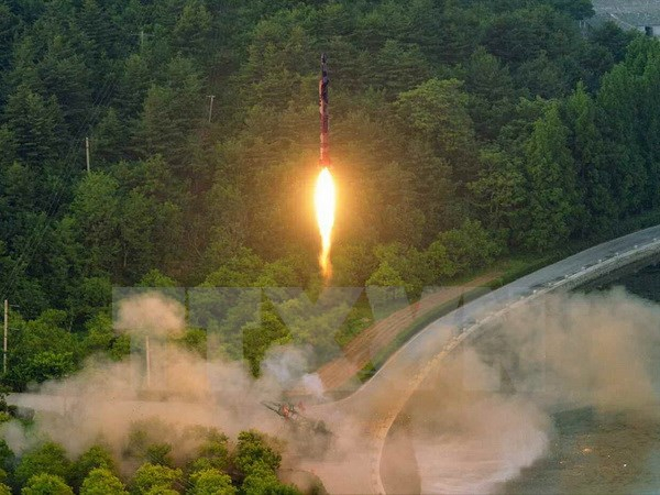 Một t&ecirc;n lửa đạn đạo trang bị hệ thống dẫn đường ch&iacute;nh x&aacute;c được ph&oacute;ng thử tại một địa điểm b&iacute; mật ở Triều Ti&ecirc;n. (Nguồn: YONHAP/TTXVN)