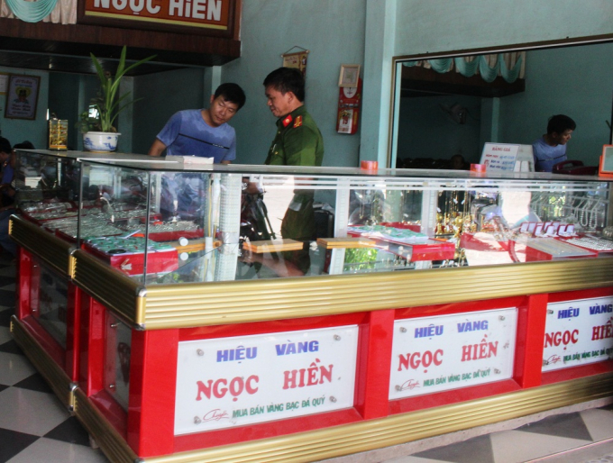 Cơ quan chức năng đang kh&aacute;m nghiệm hiện trường vụ trộm tiệm v&agrave;ng.