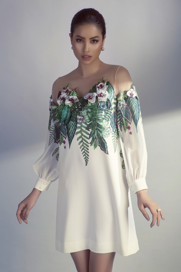 Vẫn l&agrave; những biến h&oacute;a đa sắc v&agrave; phong ph&uacute; với c&aacute;c chất liệu kaki, organza, lụa, chiffon&hellip;, C&ocirc;ng Tr&iacute; kh&eacute;o l&eacute;o s&aacute;ng tạo n&ecirc;n những mẫu thời trang quen thuộc với mọi phụ nữ th&agrave;nh thị như v&aacute;y b&uacute;t ch&igrave;, sơ mi, đầm chữ A