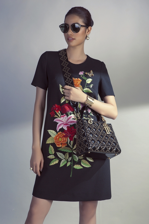 Phạm Hương trẻ trung với thiết kế v&aacute;y&nbsp;chữ A bằng chất liệu cao cấp được th&ecirc;u nổi những b&ocirc;ng hoa đa sắc.