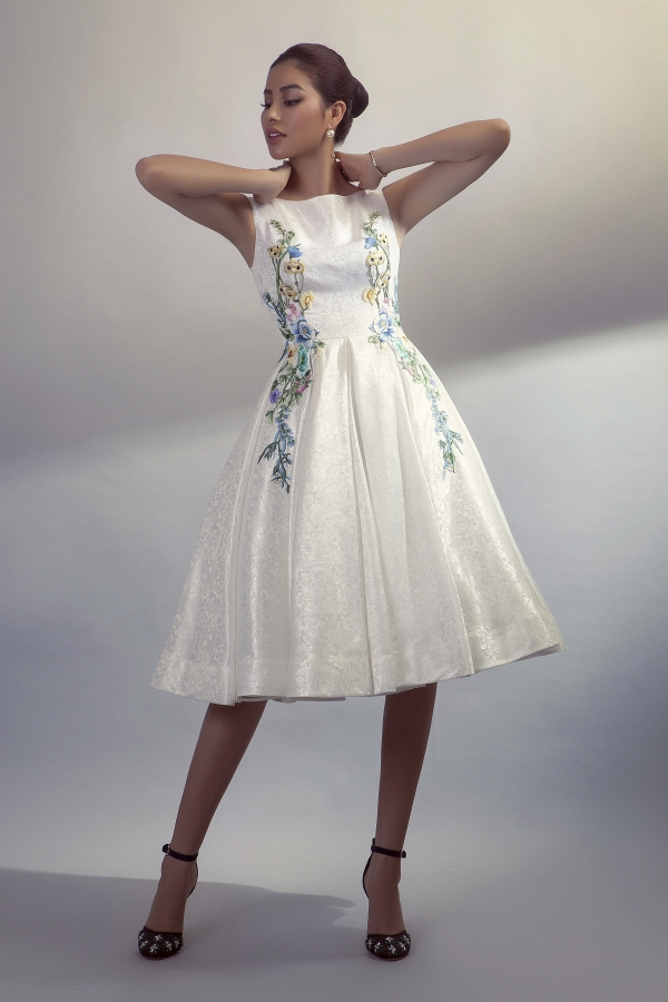 Hoa th&ecirc;u 3D được sắp xếp đối xứng tạo chất cảm cao cấp v&agrave; qu&yacute; ph&aacute;i cho một thiết kế v&aacute;y x&ograve;e kh&aacute; đơn giản .