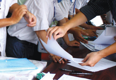 Nh&agrave; thầu phải mất đến 5 ng&agrave;y đi lại, tốn nhiều c&ocirc;ng sức mới mua được HSMT tại Ban QLDA đầu tư x&acirc;y dựng c&ocirc;ng tr&igrave;nh d&acirc;n dụng v&agrave; c&ocirc;ng nghiệp tỉnh Gia Lai. Ảnh: Nh&atilde; Chi