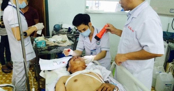 Kon Tum: 24 người bị phơi nhiễm HIV trong vụ ô tô khách đấu đầu