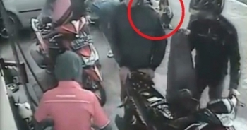 [Clip]: Bé gái bị ô tô chèn qua người trong lúc ngồi chờ bố tại cây xăng