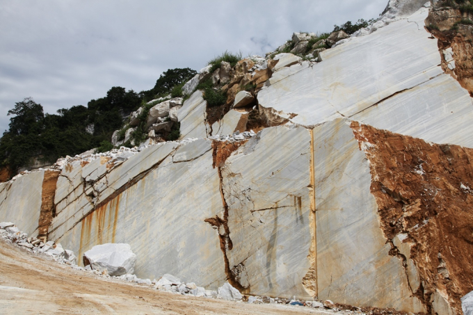 Một mỏ khai th&aacute;c đ&aacute; ốp l&aacute;t với chất lượng rất k&eacute;m. D&ugrave; đ&atilde; b&oacute;c s&acirc;u xuống tầng ph&iacute;a dưới mới c&oacute; thể t&igrave;m thấy vỉa đ&aacute; trắng nhưng hầu hết đ&aacute; nứt to&aacute;c v&agrave; kh&ocirc;ng thể sử dụng.