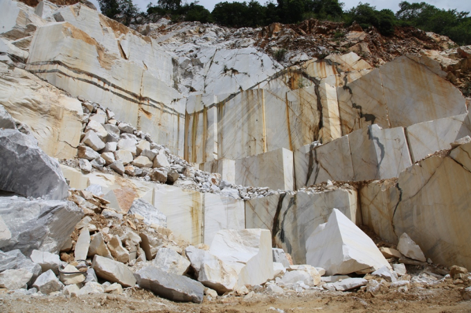 Nhiều người nghĩ khai th&aacute;c đ&aacute; trăng l&agrave; cứ thế v&agrave;o cắt kh&uacute;c đi b&aacute;n nhưng c&oacute; khi đến cả tuần trời mới c&oacute; thể khai th&aacute;c được một vi&ecirc;n đ&aacute; đạt ti&ecirc;u chuẩn.