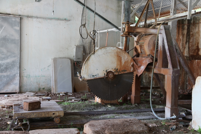 Những d&agrave;n m&aacute;y cắt đ&aacute; hư hỏng theo thời gian.