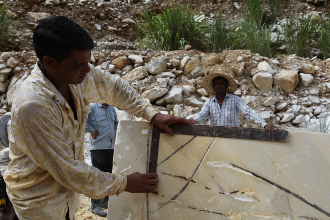 Những người c&ocirc;ng nh&acirc;n Ấn Độ cũng sẽ phải khăn g&oacute;i về nước nếu như doanh nghiệp phải ngừng hoạt động.