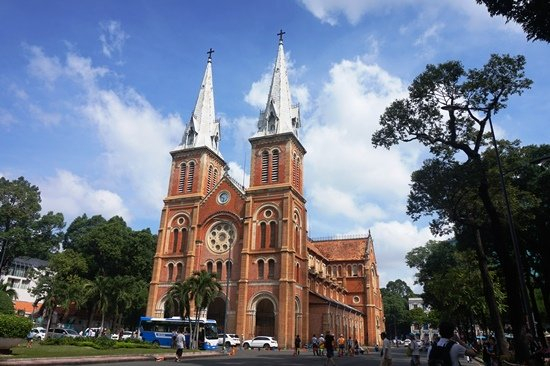S&aacute;ng nay, nh&agrave; thầu bắt đầu thi c&ocirc;ng r&agrave;o chắn xung quanh nh&agrave; thờ Đức B&agrave; để thực hiện tr&ugrave;ng tu k&eacute;o d&agrave;i hơn 2 năm.