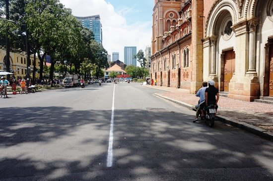 Vạch v&ocirc;i trắng tr&ecirc;n đường C&ocirc;ng x&atilde; Paris l&agrave; vị tr&iacute; được qu&acirc;y r&agrave;o chắn.