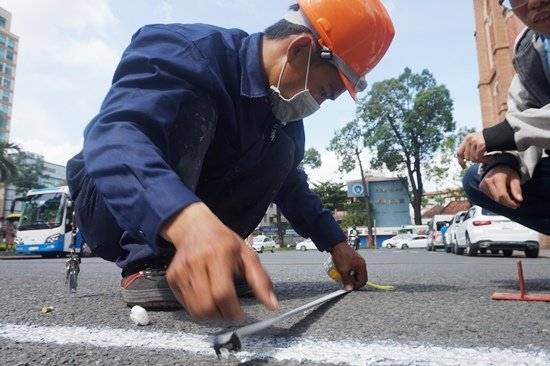 C&ocirc;ng t&aacute;c chuẩn bị r&agrave;o chắn diễn ra s&aacute;ng nay (4/7).