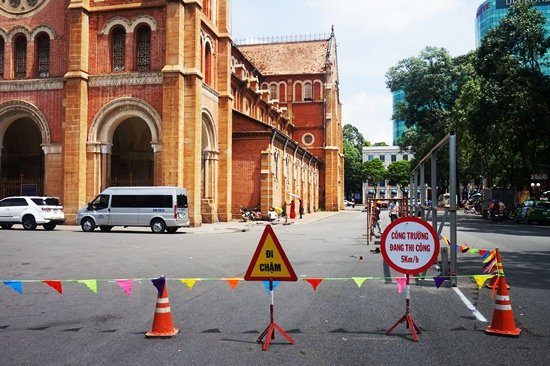 Dự kiến việc thi c&ocirc;ng r&agrave;o chắn xung quanh nh&agrave; thờ k&eacute;o d&agrave;i 3 tuần.