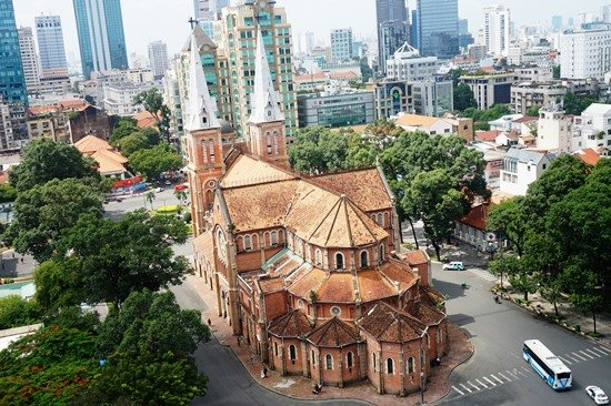 To&agrave;n cảnh nh&agrave; thờ Đức B&agrave; giữa trung t&acirc;m S&agrave;i G&ograve;n.