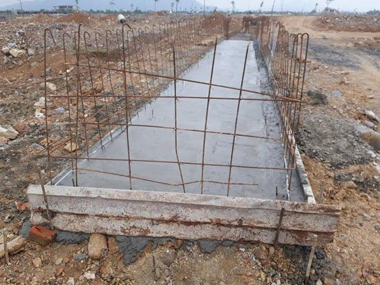 B&ecirc;n trong dự &aacute;n, nhiều hạng mục được thi c&ocirc;ng cầm chừng, sắt th&eacute;p ngổn ngang.