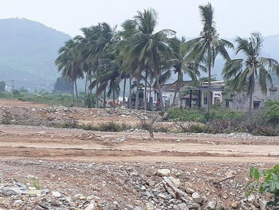 Một khu đất chưa được chủ đầu tư giải ph&oacute;ng xong mặt bằng, nhưng cũng đ&atilde; được san lấp đất đ&aacute;.