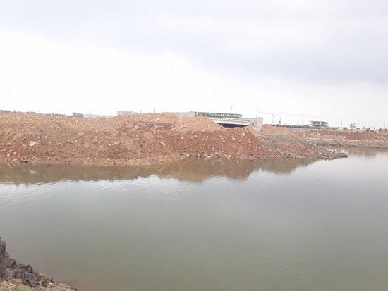 C&ocirc;ng tr&igrave;nh thi c&ocirc;ng dang dở khiến nhiều khu d&acirc;n cư phải sống chung với ao t&ugrave; nước đọng.