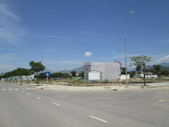 Trải qua hơn 5 năm x&acirc;y dựng, thời gian gần đ&acirc;y, dự &aacute;n đ&atilde; bắt đầu c&oacute; kh&aacute;ch h&agrave;ng đến x&acirc;y dựng nh&agrave; v&agrave; dọn về đ&acirc;y sinh sống song d&acirc;n cư rất thưa thớt. B&ecirc;n cạnh đ&oacute;, đa phần c&aacute;c l&ocirc; đất tại dự &aacute;n được kh&aacute;ch h&agrave;ng mua trước đ&acirc;y giờ lại được nhiều người kh&ocirc;ng ngừng rao b&aacute;n lại.