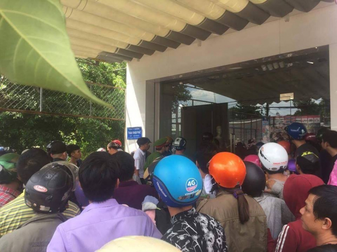 Người d&acirc;n hiếu kỳ xem diễn biến vụ việc.