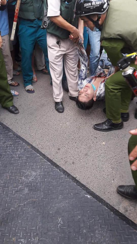 Nam thanh ni&ecirc;n được đưa đi cấp cứu với vết dao găm v&agrave;o ngực tr&aacute;i.