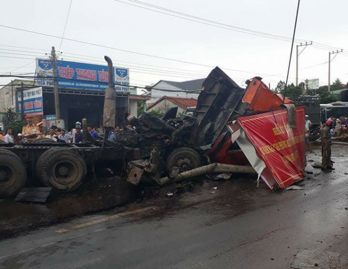 Phần xe đầu k&eacute;o biến dạng ho&agrave;n to&agrave;n sau va chạm. Ảnh L&ecirc; Dũng.