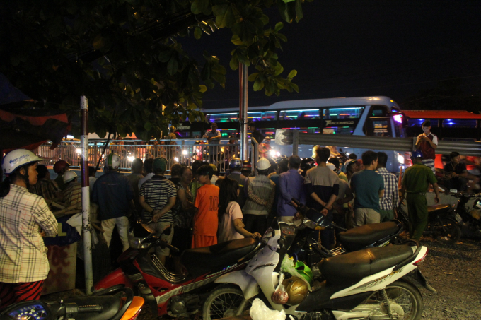 Người d&acirc;n tập trung theo d&otilde;i.