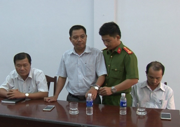 C&ocirc;ng an đọc lệnh bắt tạm giam c&aacute;c c&aacute;n bộ sở TNMT Bạc Li&ecirc;u