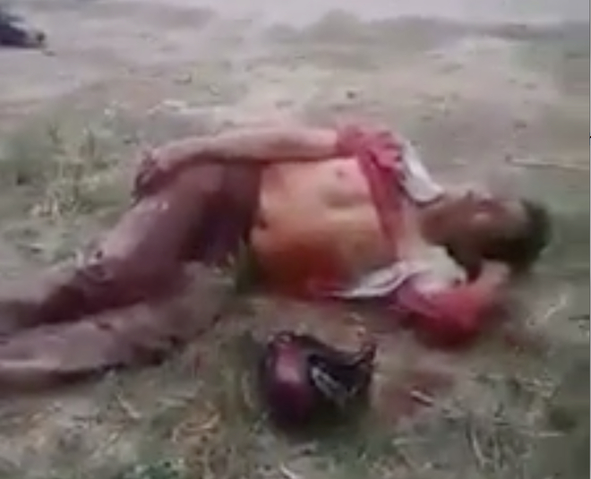 Nạn nh&acirc;n bị đ&acirc;m nằm k&ecirc;u cứu b&ecirc;n quốc lộ.