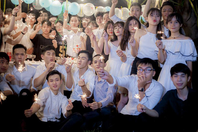 Quảng Ng&atilde;i: Học sinh bức x&uacute;c với bộ ảnh kỉ yếu xấu hơn chụp bằng điện thoại