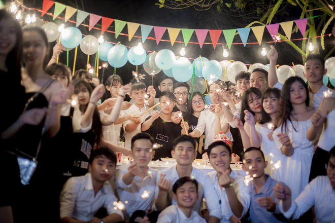 Quảng Ng&atilde;i: Học sinh bức x&uacute;c với bộ ảnh kỉ yếu xấu hơn chụp bằng điện thoại