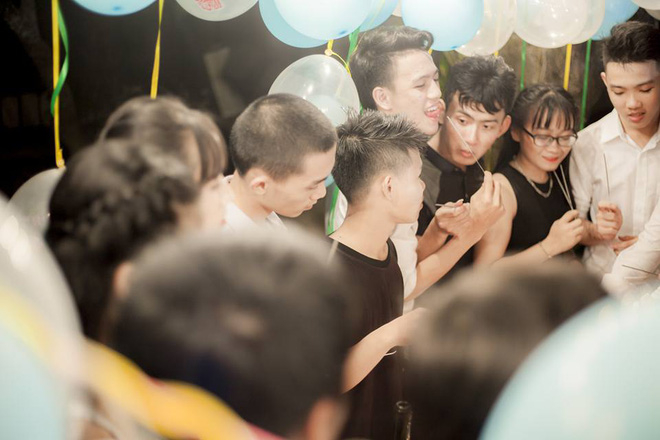 Quảng Ng&atilde;i: Học sinh bức x&uacute;c với bộ ảnh kỉ yếu xấu hơn chụp bằng điện thoại