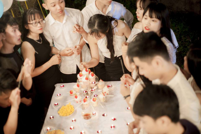 Quảng Ng&atilde;i: Học sinh bức x&uacute;c với bộ ảnh kỉ yếu xấu hơn chụp bằng điện thoại