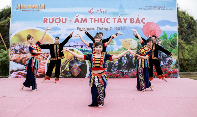 Thịt lợn cắp n&aacute;ch nướng l&aacute; mắc mật, chảo thắng cố lớn dậy m&ugrave;i thơm phức với 12 loại gia vị đa dạng, cải m&egrave;o cuốn b&ograve; xi&ecirc;n nướng thơm nức mũi, thịt tr&acirc;u g&aacute;c bếp thơm m&ugrave;i mắc kh&eacute;n,&hellip; h&agrave;ng trăm m&oacute;n ăn đặc trưng do ch&iacute;nh b&agrave;n tay b&agrave; con c&aacute;c d&acirc;n tộc T&acirc;y Bắc chế biến sẽ được giới thiệu với du kh&aacute;ch tại c&aacute;c quầy h&agrave;ng dọc khu trung t&acirc;m.