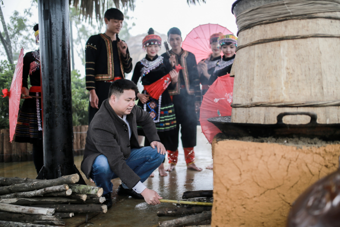 Rồi g&agrave; đen hầm thuốc bắc, phở Bắc H&agrave;, b&aacute;nh chưng đen, x&ocirc;i ngũ sắc,&hellip; những m&oacute;n ăn chế biến cầu kỳ từ nhiều loại gia vị, rau củ miền sơn cước như lời mời gọi kh&aacute;m ph&aacute; thế giới ẩm thực T&acirc;y Bắc quyến rũ.&nbsp;