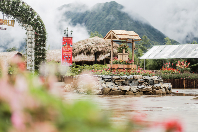 Thực kh&aacute;ch cũng được tham gia quy tr&igrave;nh chế biến những chiếc b&aacute;nh d&agrave;y thủ c&ocirc;ng từ gạo nếp nương bởi Khu du lịch Sun World Fansipan Legend đ&atilde; bố tr&iacute; sẵn những bộ ch&agrave;y &ndash; cối lớn v&agrave; nguy&ecirc;n vật liệu để gi&atilde; gạo v&agrave; nặn b&aacute;nh bằng tay.