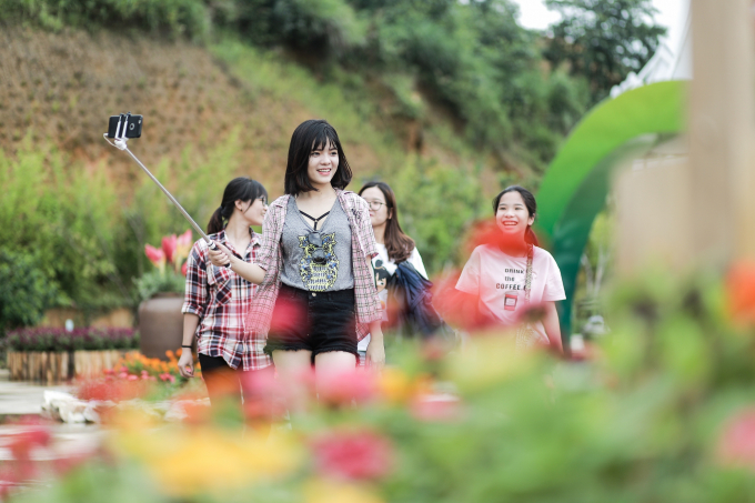 Ngo&agrave;i chuỗi hoạt động đặc sắc, Sun World Fansipan Legend trong suốt tuần lễ sự kiện được trang ho&agrave;ng rực rỡ, ngập tr&agrave;n sắc m&agrave;u lễ hội. Kh&ocirc;ng gian rộng lớn cạnh th&aacute;p đồng hồ ngay ga đi được trang tr&iacute; với cổng ch&agrave;o ch&iacute;nh, cổng ch&agrave;o phụ bằng tre, tr&uacute;c, treo b&ecirc;n tr&ecirc;n c&aacute;c chum rượu gốm bọc vải đỏ lạ mắt. Du kh&aacute;ch c&oacute; thể bắt gặp những chum rượu lớn 100 l&iacute;t, thậm ch&iacute; 200 l&iacute;t được trang tr&iacute; ở khu trung t&acirc;m.