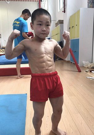 Cậu b&eacute; ở trong trường thể dục thể thao v&agrave; chỉ về nh&agrave; v&agrave;o ng&agrave;y cuối tuần