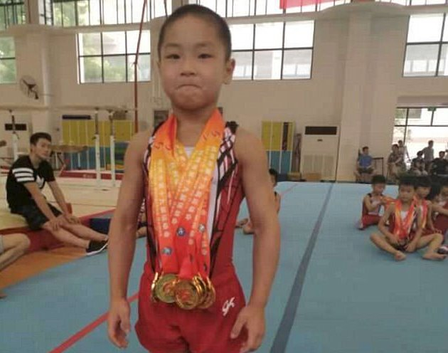 Trong cuộc thi tại th&agrave;nh phố H&agrave;ng Ch&acirc;u vừa rồi, cậu b&eacute; đ&atilde; xuất sắc gi&agrave;nh 6 huy chương v&agrave;ng