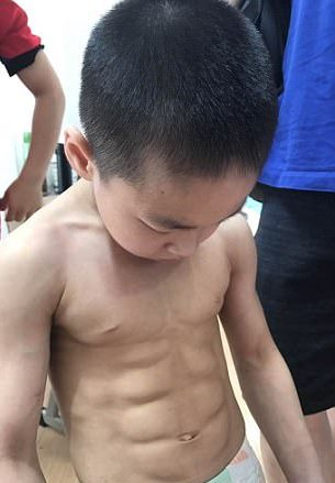 Cậu b&eacute; c&oacute; tới 8 cơ bụng thay v&igrave; 6 m&uacute;i.