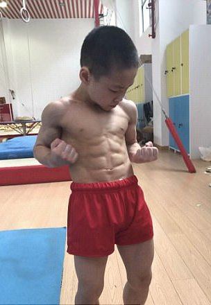 Bắp tay, bắp ch&acirc;n của Chen Yi cũng v&ocirc; c&ugrave;ng săn chắc.