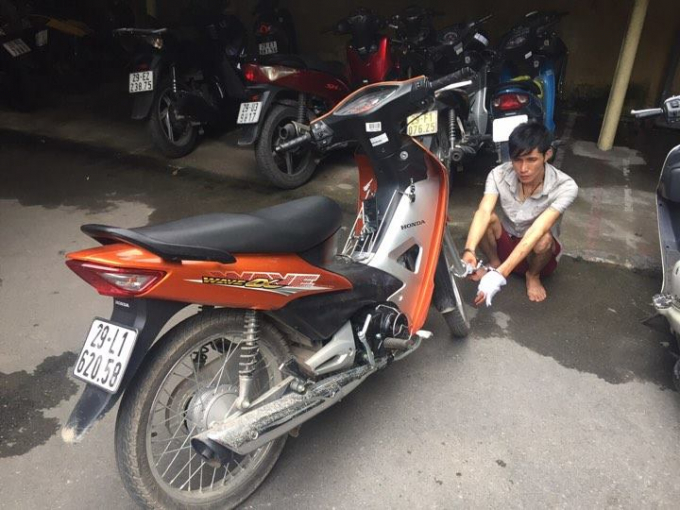 Đối tượng Trần Việt Anh c&ugrave;ng tang vật bị thu giữ.