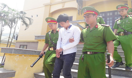 Bị c&aacute;o được dẫn giải đến t&ograve;a.