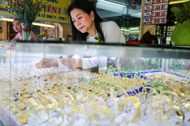 Gi&aacute; v&agrave;ng SJC 9999 h&ocirc;m nay 5/7. Ảnh: VTV