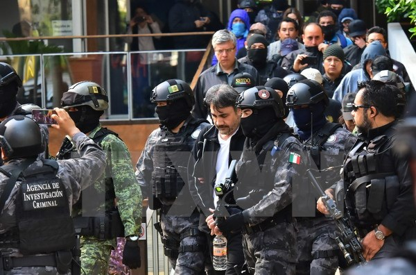 Cảnh s&aacute;t Mexico bắt giữ tội phạm ma t&uacute;y ở Mexico City ng&agrave;y 2/5. (Nguồn: AFP/TTXVN)