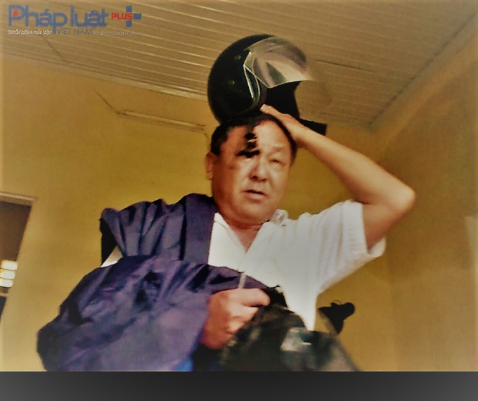 &Ocirc;ng Nguyễn Duy Ba -Trạm trưởng Y tế x&atilde; Ph&uacute;c Ninh vội v&atilde; vơ mũ &aacute;o lảng tr&aacute;nh b&aacute;o ch&iacute; (Ảnh: Tiến Vũ)